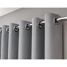 Cortina blackout com pequenos defeitos
