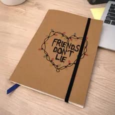 Caderno Sketchbook Stranger Things Friends don't lie | A5 Capa Kraft + cartela de adesivos
