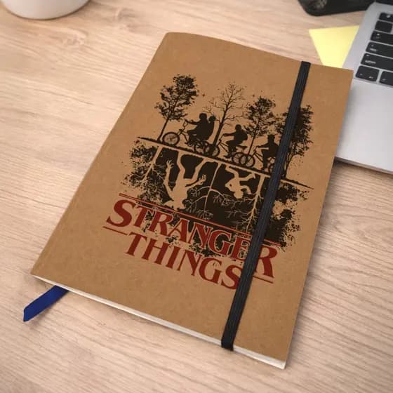 Caderno Sketchbook Stranger Things Mundo Invertido A5 Kraft + cartela de adesivos