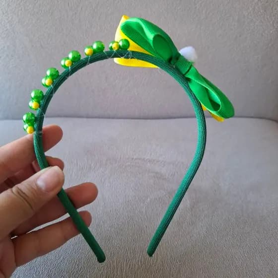 Tiara Faixa de Cabelo Infantil Brasil Verde e Amarela com Laço e Pérolas Copa 2026
