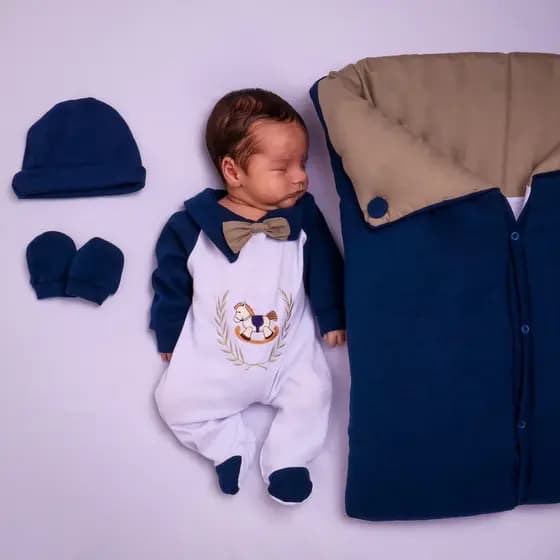 Saida de maternidade para bebê menino Cavalinho com porta bebe