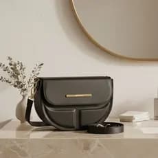 Bolsa Feminina Transversal Pequena Meia Lua de Ombro Lateral Regulavel Baguete Tampa