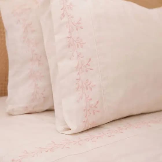Jogo de Cama 4 Peças Lençol Sobrelençol Fronhas 300 Fios Casal Queen King Delicatta Detalhe Bordado