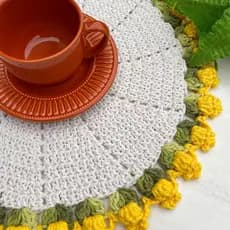 Descanso De Crochê Branco com Tulipas Amarelas