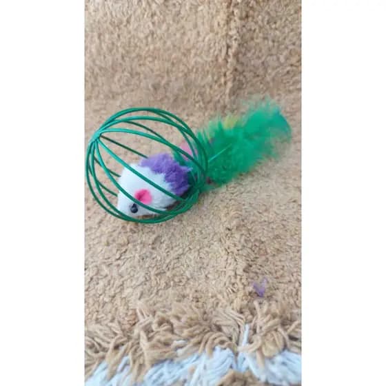 Brinquedo para gato, bola de estrutura metalica com ratinho de pelucia e penas