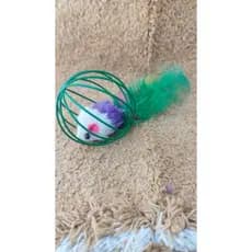 Brinquedo para gato, bola de estrutura metalica com ratinho de pelucia e penas