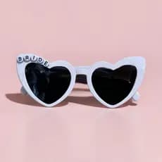 OCULOS CORAÇÃO BRANCO BRIDE COM LETRAS PRETA EM RELEVO /NOVO