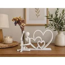 Kit Decoração Amor & Conexão – Escultura Casal + Corações Decorativos Minimalistas Premium