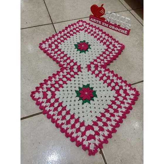 Caminho de mesa em crochê 82cm por 46cm