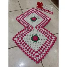 Caminho de mesa em crochê 82cm por 46cm