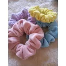 xuxinha scrunchie de veludo/ rabico para cabelo/ lacinho para cabelo (MACIO)kit com 3 xuxinhas doçura.