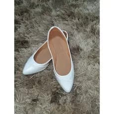 Sapatilha feminina bico Heloisa fino de verniz com detalhe lateral moda dia a dia estilo moderno.