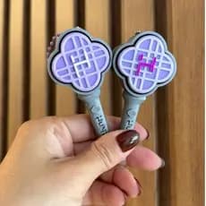 Chaveiro HUNTRIX - Bastão de show com Click – Guerreiras do K-POP 🌟 Versão mini - Rumi Zoey Mira SajaBoys