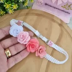 Faixinha de Cabelo para Bebê com Flores e Pérolas | Tiara Infantil Ajustável para Recém-Nascida | Headband Batizado