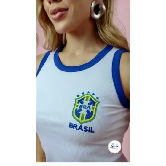 REGATA FEMININA EM RIBANA PREMIUM TEXTURIZADA COPA DO MUNDO BRASIL | BLUSA FEMININA BRASIL BRANCO E AZUL
