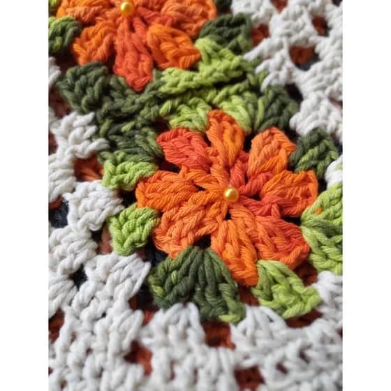 Kit de Banheiro de Crochê 3 Peças Laranja Cru Chumbo | Jogo com Flor Rasteira Multicolor | Artesanal
