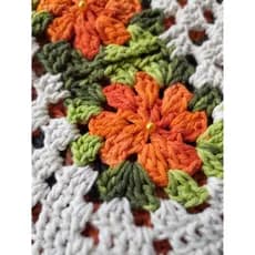 Kit de Banheiro de Crochê 3 Peças Laranja Cru Chumbo | Jogo com Flor Rasteira Multicolor | Artesanal