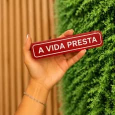 Placa Decorativa 3D “A vida presta” – Estilo Divertido e Criativo (Várias Cores)