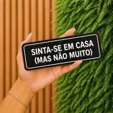 Placa Decorativa "Sinta-se em casa (mas não muito)" Escrita em Relevo Decore com humor e personalidade