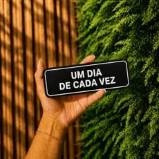 Placa Decorativa "UM DIA DE CADA VEZ" Escrita em Relevo Decore com humor e personalidade