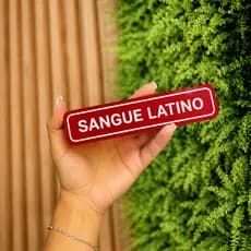 Placa Decorativa 3D “Sangue Latino” – Estilo Divertido e Criativo (Várias Cores)