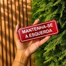 Placa Decorativa 3D “Mantenha-se à Esquerda” – Estilo Divertido e Criativo (Várias Cores)