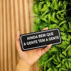 Placa Decorativa "Ainda Bem Que a Gente Tem a Gente" Escrita em Relevo Decore com humor e personalidade