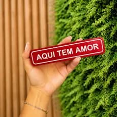 Placa Decorativa "Aqui Tem Amor" Escrita em Relevo – Decore com Carinho, Aconchego e Personalidade