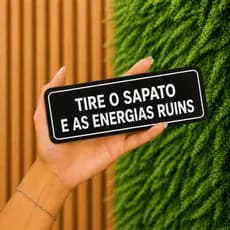 Placa Decorativa "Tire o sapato e as energias ruins" Escrita em Relevo Decore com humor e personalidade