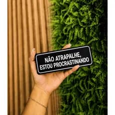 Placa Decorativa "Não atrapalhe, estou procrastinando" Escrita em Relevo Decore com humor e personalidade