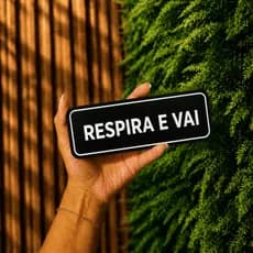 Placa Decorativa "RESPIRA E VAI" Escrita em Relevo Decore com humor e personalidade