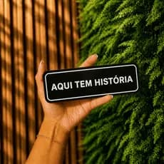 Placa Decorativa "AQUI TEM HISTÓRIA" Escrita em Relevo Decore com humor e personalidade