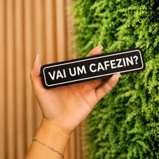Placa Decorativa 3D “Vai um cafezin?” – Estilo Minimalista (Várias Cores)