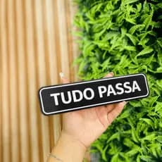 Placa Decorativa 3D “Tudo passa” – Estilo Divertido e Criativo (Várias Cores)