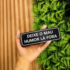Placa Decorativa 3D “Deixe o mau humor lá fora” – Estilo Divertido e Criativo (Várias Cores)