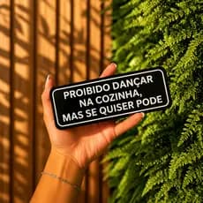 Placa Decorativa "Proibido Dançar na Cozinha, Mas Se Quiser Pode" Escrita em Relevo – Decore com Humor e Personalidade