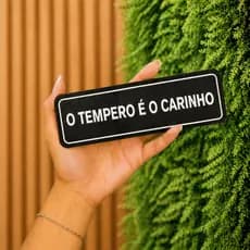 Placa Decorativa "O tempero é o carinho" Escrita em Relevo Decore com humor e personalidade