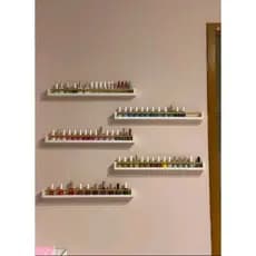 prateleira para esmaltes  prateleira com barra de proteção dourada