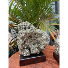 Pedra Pirita Natural com Base de Madeira – Prosperidade e Proteção | Decoração e Energia Positiva