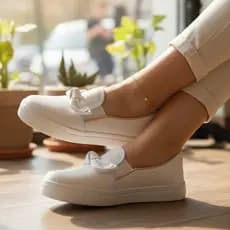 Tênis Feminino Slip On De Laço Com Pingente Casual Branco Para Enfermeira Área Da Saúde Calce Fácil Confortável