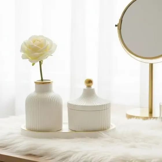 Conjunto de Peças Decorativas Branco com Dourado  – Vaso + Porta Joias + Bandeja Presente