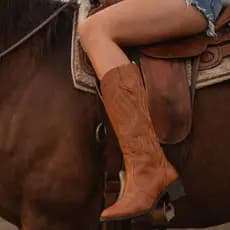 Bota Texana Western Country Bordada Caramelo Cow Girl Bico Fino Rodeio Cavalgada
