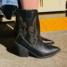 Bota Texana Feminina Country Preta Bico Fino Cano Médio Bordada Rodeio Show Moda Country Confortável Salto Baixo Macia
