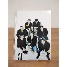 Stray Kids Kpop Caderno Universitário (KARMA) 86 𝗙𝗼𝗹𝗵𝗮𝘀 + PLANNER + 3 CARDS
