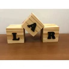 trio cubos de madeira para decoração casa.