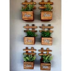 6 vasinhos de madeira com plantinhas artificiais de parede.