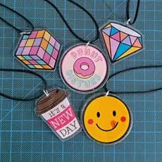 Cordão Colar Divertido - valor da unidade - Pingente de Acrílico Cubo Mágico - Diamante - Smile - Copo de Café - Donuts