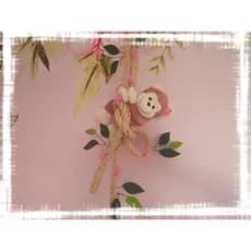 Corda decorativa dupla quarto menina com folhas, rosinhas e macaquinha com laço