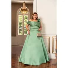 Vestido de festa para madrinha Zibeline Flores no ombro Plus size