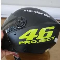 capacete (Protork) preto fosco  PROJECT 46 + viseira fumê + adesivo HOLOGRÁFICO